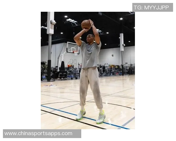 威少训练馆挥汗如雨新赛季去向仍悬而未决引发球迷热议 威少训练馆挥汗如雨新赛季去向仍悬而未决引发球迷热议