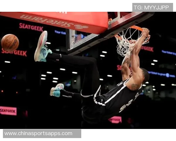 克拉克斯顿上半场表现惊艳7投5中砍下11分8篮板外线命中率完美 克拉克斯顿上半场表现惊艳7投5中砍下11分8篮板外线命中率完美