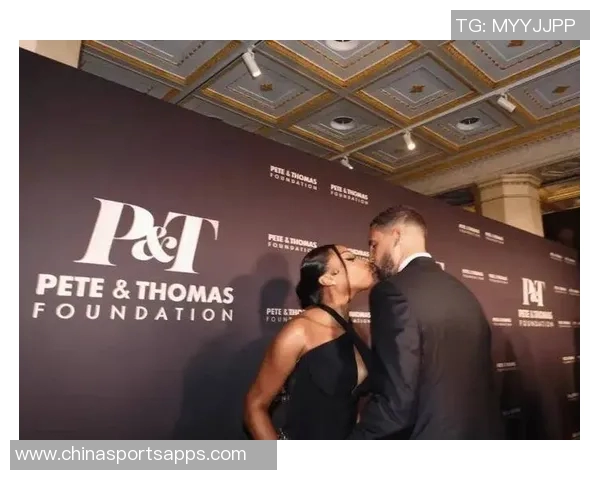 克莱分享甜蜜瞬间女友意外现身让生活更加美好与珍贵 克莱分享甜蜜瞬间女友意外现身让生活更加美好与珍贵