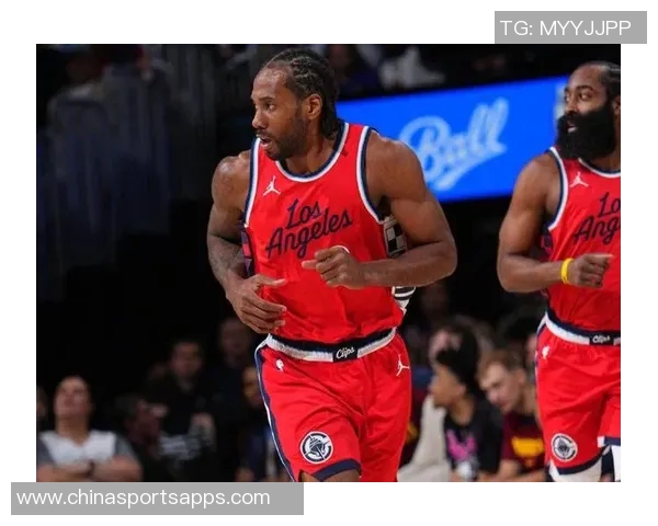 莱昂纳德半场状态火热三分球连中五记砍下18分助球队争胜 莱昂纳德半场状态火热三分球连中五记砍下18分助球队争胜