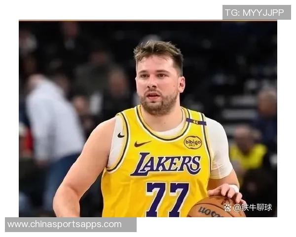 东契奇训练时单脚投三分球10米远险些命中引发里夫斯惊叹 东契奇训练时单脚投三分球10米远险些命中引发里夫斯惊叹