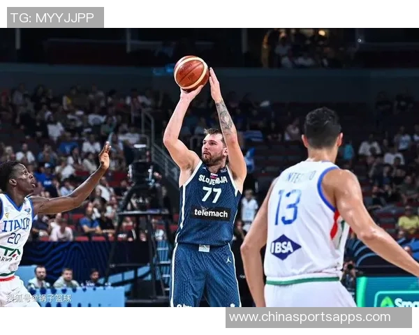 老詹开心点赞东契奇罚球失手未能达成50分替补席队友乐开怀 老詹开心点赞东契奇罚球失手未能达成50分替补席队友乐开怀